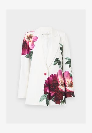 Blazer blanc avec un grand imprimé floral rose et bordeaux sur l'épaule, le devant et les manches, agrémenté de feuilles vertes et d'un seul bouton rose.