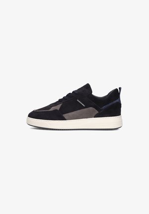 Navy Wildlederschuh mit grauen Akzenten, runder Zehenform, Schnürdesign und einer strukturierten weißen Zwischensohle. Auffällige Nähte sind sichtbar.