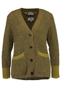 Paksu oliivinvihreä neulecardigan, jossa on V-pääntie, mustat napit edessä, keltaiset taskut reunustettuina keltaisella ja keltaiset ribbineulokset hihoissa.