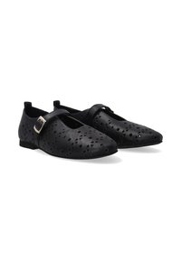 Schwarze Leder-Ballerinas mit ausgeschnittenen dreieckigen und kreisförmigen Mustern, spitzer Zehenpartie und einem dekorativen Riemen mit einer silberfarbenen Schnalle.