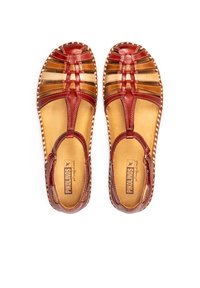 Sandalias de cuero marrón con diseño trenzado, punta abierta y tacón estructurado. Textura suave, acentos en marrón claro en contraste y costuras visibles.