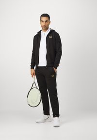 EA7 Emporio Armani TRAIN CORE TRACKSUIT HOODIE SET - Tuta - black/gold