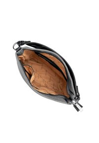 Černá kožen�á kabelka s texturovaným povrchem, zipovým uzavřením a béžově podšívkou, která obsahuje zipové a volné kapsy.