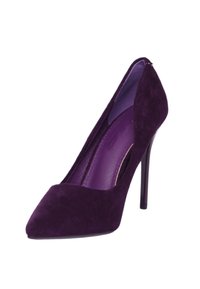 Pompa alta in camoscio viola con punta affilata e tacco a stiletto sottile, inclinata per mostrare la parte frontale e il lato interno.