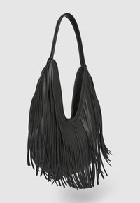 Borsa in pelle nera con dettagli a frange, silhouette morbida e un manico singolo arrotondato. Texture liscia con accenti a frange stratificate.