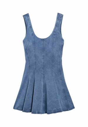 Ujjatlan, testhezálló farmerruha kerek nyakkivágással és bővülő szoknyával, függőleges varrásrészletekkel és koptatott kék hatással.