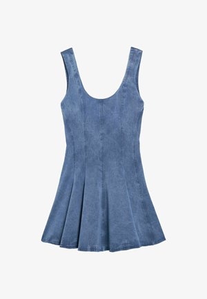 Ujjatlan, testhezálló farmerruha kerek nyakkivágással és bővülő szoknyával, függőleges varrásrészletekkel és koptatott kék hatással.