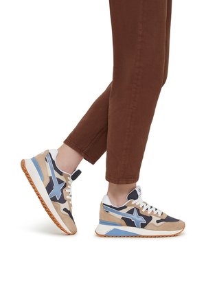 Sneakers met beige, navy en lichtblauwe kleurvlakken; van suede en mesh materiaal; met witte veters en een rubberen zool met een gestructureerde grip.