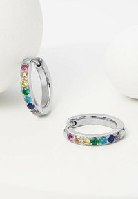 Orecchini a cerchio in argento con una fila di gemme multi-colore, modellati in un design circolare con una finitura lucida.