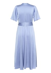 Hellblaues Kleid mit kurzen Puffärmeln, einer taillierten Taille und einem fließenden Rock. Hergestellt aus einem glatten, glänzenden Stoff mit einer subtilen Textur.