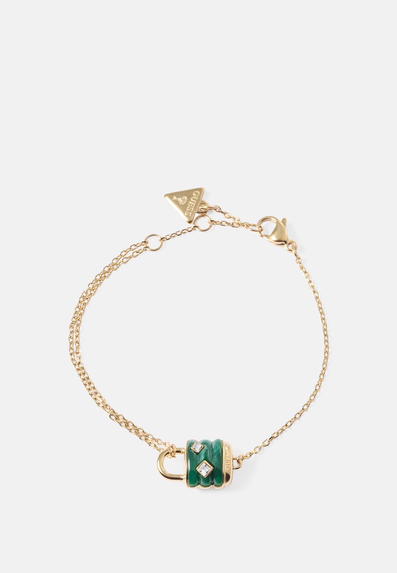 Gullkjedet armbånd med en grønn hengelåscharme og to klare edelstenakkenter. Hengelåsen har et strukturert design og en skinnende finish.