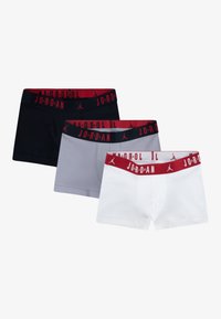Tre paia di boxer da uomo in nero, grigio e bianco con un elastico rosso in vita che presenta il testo e il logo "JORDAN".