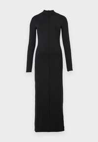 Długa czarna sukienka z gładkiego materiału z wysokim kołnierzem, długimi rękawami i centralnym zamkiem od szyi do dołu. Prosty, dopasowany fason.