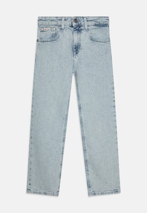 Jasnoniebieskie dżinsy, proste nogawki, styl pięciu kieszeni, zapięcie na guzik, delikatne przetarcia oraz widoczne detale przeszycia.