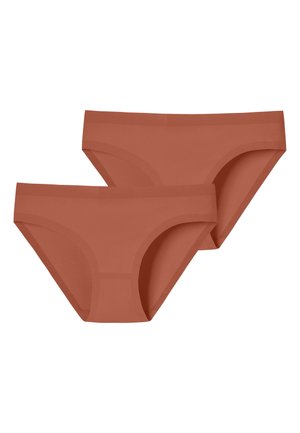 Zwei nahtlose Bikini-Slips in Rostfarbe, übereinandergelegt, wobei einer leicht hinter dem anderen liegt, auf weißem Hintergrund dargestellt.