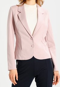 Lichtroze getailleerde blazer met een niet-gesneden kraag, sluiting met één knoop en een gladde stofstructuur. Lange mouwen met een op maat gemaakte silhouet.