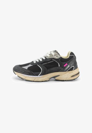 Sort træningssko med netstof, metalliske detaljer og en beige sål. Har hvide snørebånd og et pink logo. Rund tådesign.