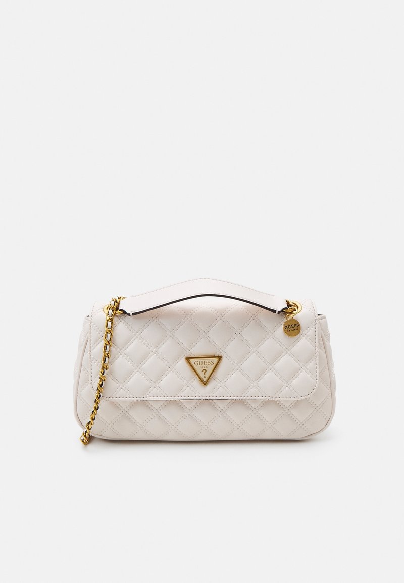 Sac à bandoulière matelassé blanc avec bandoulière chaîne dorée, poignée supérieure et plaque logo triangulaire Guess sur le rabat avant.