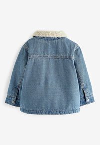 Chaqueta de mezclilla azul con mangas largas y un collar de forro polar blanco, vista desde atrás sobre un fondo blanco.