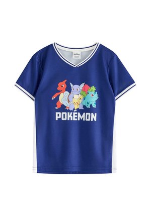 Blaues V-Ausschnitt-Shirt mit weißen Streifen an Ärmeln und Kragen, mit vier Pokémon-Figuren und dem Wort „POKÉMON“ in weißem Text.
