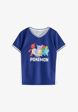 Blaues V-Ausschnitt-Shirt mit weißen Streifen an Ärmeln und Kragen, mit vier Pokémon-Figuren und dem Wort „POKÉMON“ in weißem Text.