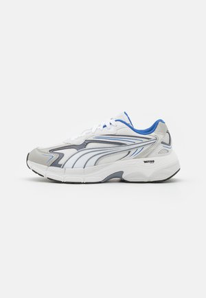 Sportliche Sneakers mit einem Obermaterial aus Mesh und Synthetik in Weiß, Grau und Blau. Mit gepolstertem Kragen, strukturierten Details und einer Gummisohle.
