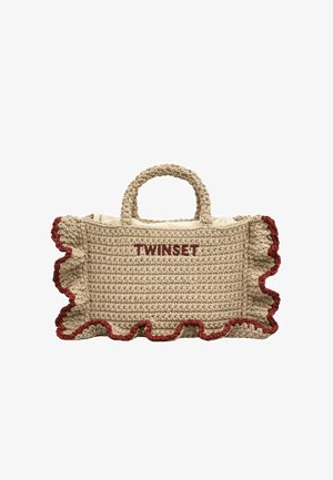 Bolso de mano beige de crochet con bordes fruncidos rematados en rojo óxido y "TWINSET" bordado en rojo a juego en el frente.