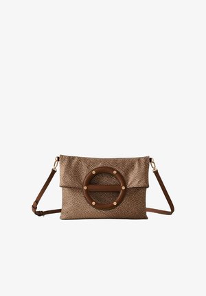 Sac bandoulière marron texturé avec rabat pliant et accent en cuir circulaire avec clous métalliques à l'avant sur fond blanc.