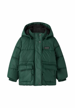 Veste d'hiver matelassée vert foncé avec capuche, boutons-pression à l'avant, deux poches à rabat et poignets élastiques, conçue pour temps froid.