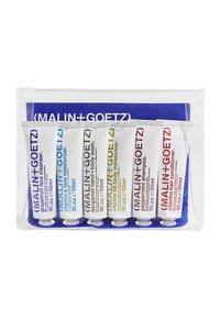 Set aus sechs reisefreundlichen Tuben von (MALIN+GOETZ) Produkten in einer durchsichtigen Reißverschlusstasche. Die Tuben sind weiß mit farbigem Text für die Produktnamen, jeweils 30 ml.