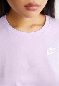 Nike Sportswear CLUB TEE - Základné tričko - violet mist