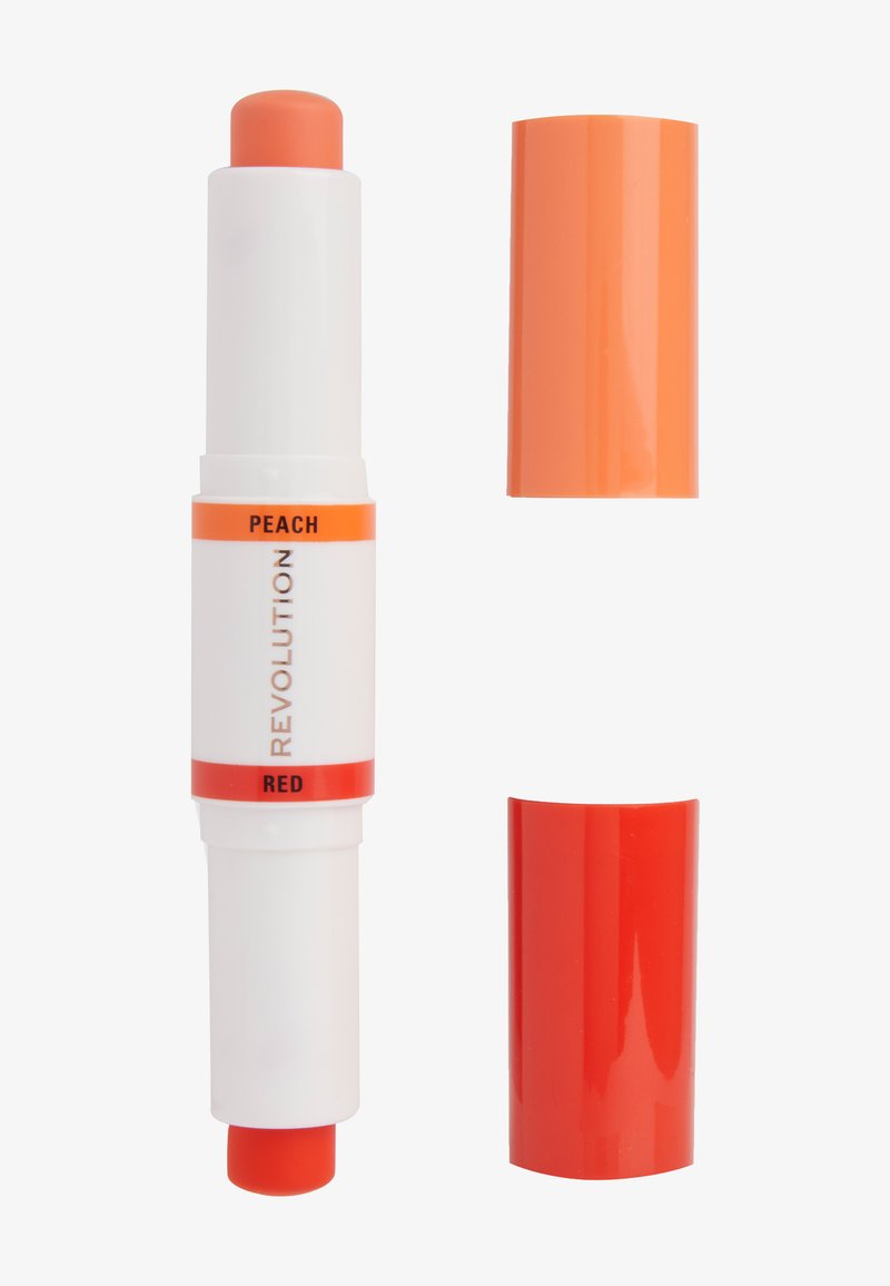 Doppelseitiger Make-up-Stick mit pfirsichfarbenen und roten Cremetönen, jeweils mit passenden abnehmbaren Kappen, beschriftet mit "REVOLUTION".