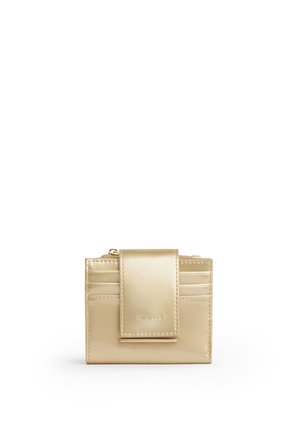 Piccolo portafoglio beige lucido con molteplici scomparti per carte e chiusura centrale a pattina su sfondo bianco.