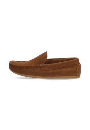 Brune ruskind mokasin-sko med en blød tekstur, slip-on design, rund tå og minimal syning langs kanterne. Flad gummisål.