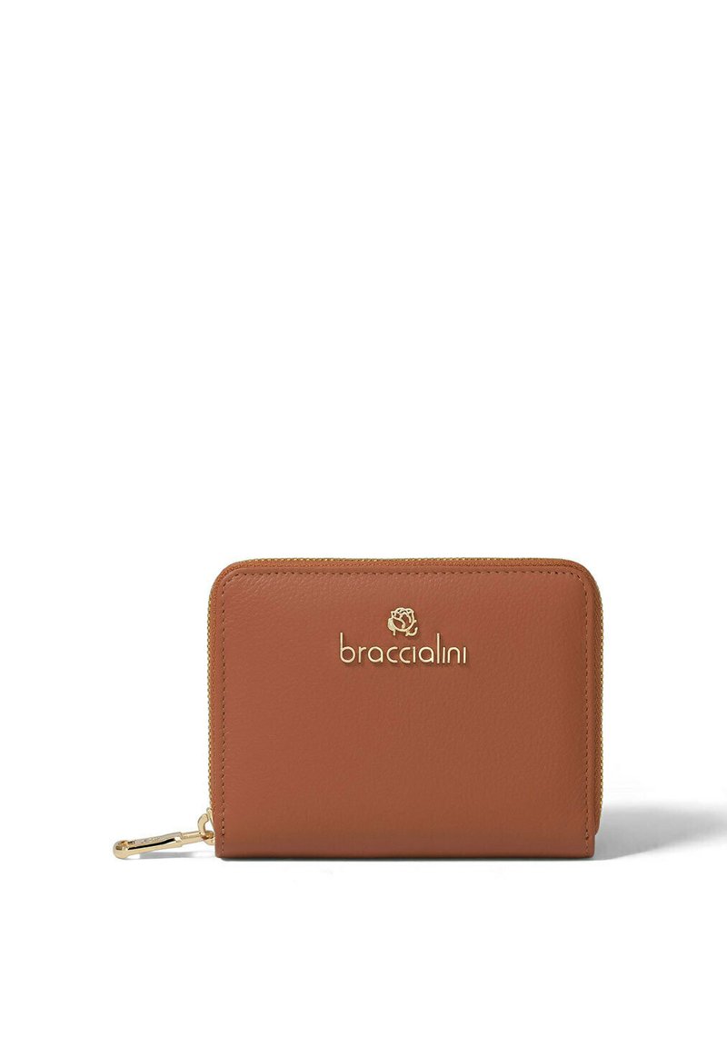 Portafoglio in pelle marrone con una superficie liscia, caratterizzato da un logo dorato sul davanti, chiusura con zip e una forma rettangolare compatta.
