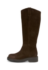 Botte en suede marron, montante jusqu'au genou, avec un bout rond, une semelle en caoutchouc plate et une languette à l'arrière pour un enfilage facile. Texture lisse et design minimaliste.