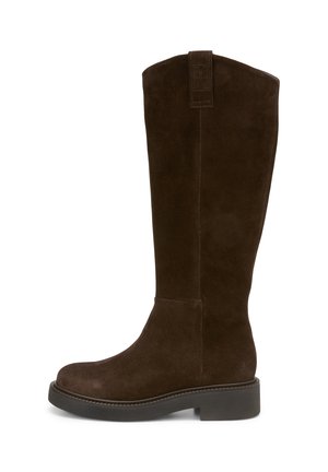 Botte en suede marron, montante jusqu'au genou, avec un bout rond, une semelle en caoutchouc plate et une languette à l'arrière pour un enfilage facile. Texture lisse et design minimaliste.