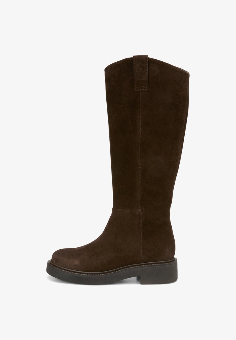 Botte en suede marron, montante jusqu'au genou, avec un bout rond, une semelle en caoutchouc plate et une languette à l'arrière pour un enfilage facile. Texture lisse et design minimaliste.