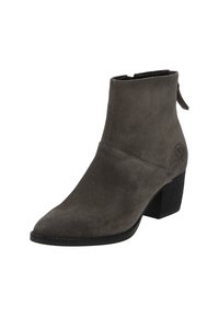 Stivale alla caviglia in suede grigio con punta appuntita, tacco grosso nero, zip posteriore e logo impresso sul lato. Texture liscia su tutta la superficie.