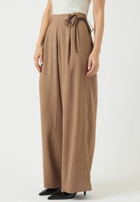 Bruine wijde broek van lichtgewicht stof, met een hoge taille, knoopsluiting en verstelbaar strikdetail in de taille.