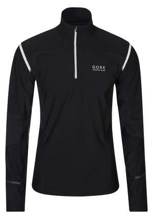 Zwarte hardloopshirt met lange mouwen en een witte rits tot op de borst, reflecterende strepen op de schouders en mouwen, en het logo "GORE Running Wear" op de borst.