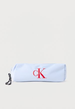 Ανοιχτό μπλε ορθογώνια κασετίνα με κόκκινο λογότυπο «cK» και λευκό «Calvin Klein», μαύρο-άσπρο φερμουάρ με θηλιά, σε απλό λευκό φόντο.