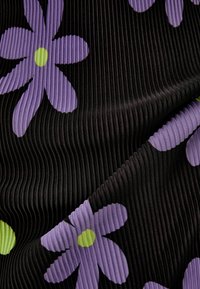 Czarna tkanina o prążkowanej strukturze, zdobiona dużymi fioletowymi kwiatami z zielonymi środkami. Wzór ma dynamiczny i płynny charakter.