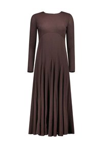 Robes longues marron à manches longues en tissu doux, présentant un haut ajusté et une jupe évasée avec des plis, un col rond et sans motifs distincts.