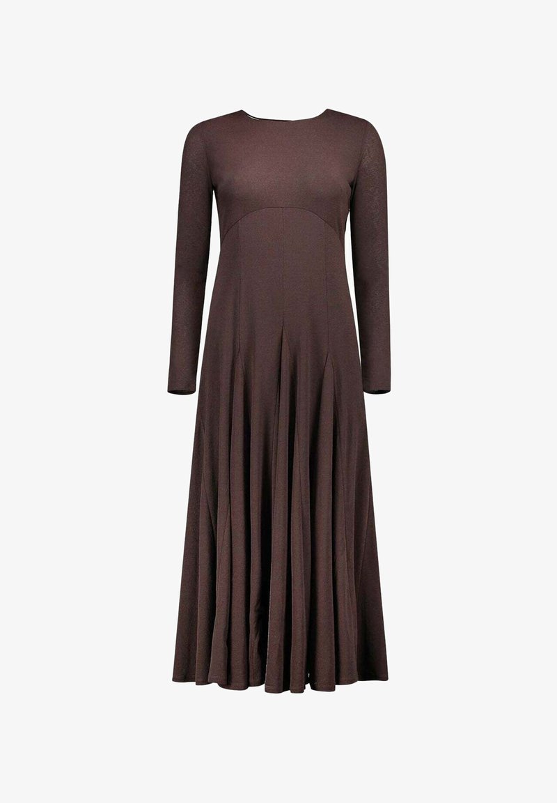 Robes longues marron à manches longues en tissu doux, présentant un haut ajusté et une jupe évasée avec des plis, un col rond et sans motifs distincts.