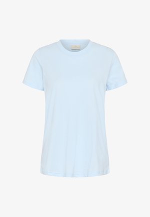 Jasnoniebieski bawełniany t-shirt z krótkim rękawem, okrągłym dekoltem, prostym dołem i małą beżową metką przy wewnętrznym kołnierzu.