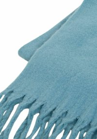 Szalik polarowy w delikatnym jasnoniebieskim kolorze z ozdobnym frędzlem, charakteryzujący się gładką teksturą i prostym wzornictwem, odpowiedni na ciepło i komfort.