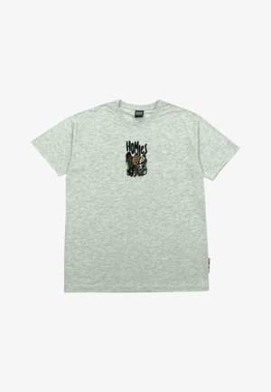 Gaišpelēks, īsām piedurknēm krekls, izgatavots no kokvilnas maisījuma. Iekļauj krāsainu grafiku ar trim figūrām un tekstu "HOMIES" virs tās.