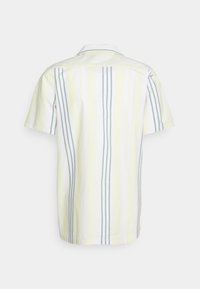 Camicetta a maniche corte di un giallo chiaro con strisce verticali in verde pallido e bianco. Presenta un colletto classico e una vestibilità rilassata.