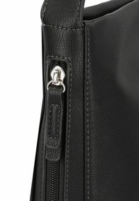Borsa a mano in pelle nera con superficie texturizzata, zip argentata e dettagli cuciti lungo i bordi. Design liscio e strutturato.
